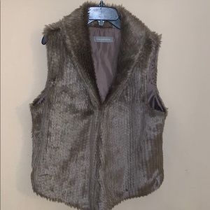 SUPER VERSATILE Faux fur vest